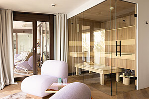 Private Sauna und Loungesessel in der Panorama-Sauna-Suite im Hotel Das Traunsee.