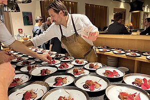 Jürgen Csencsits beim dekorieren des Desserts