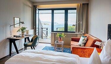 Hotelzimmer mit Seeblick, Balkonzugang und stilvoller Einrichtung am Traunsee