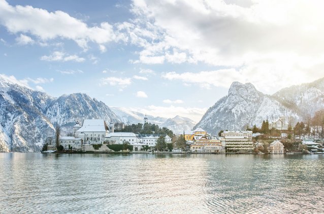 Experience a wonderful winter mood at the Traunsee - book your Advent highlight now!