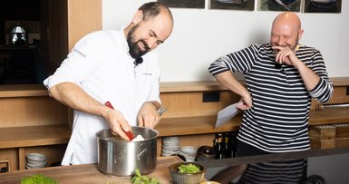 Lukas Nagl und Holger Potye in der Küche