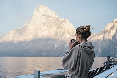 Entspannung im SeeSpa mit Blick auf den Traunsee und Traunstein