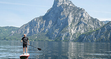 Stand up paddling mit Blick auf den Traunstein