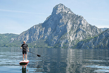 Stand up paddling mit Blick auf den Traunstein