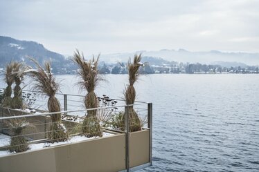 Detailaufnahme Balkon des Seehotels im Winter