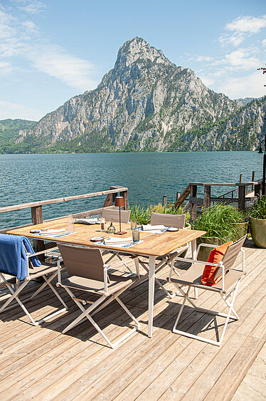 Terrasse direkt am See im Hotel Das Traunsee im Salzkammergut