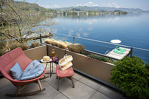 Balkon mit Seeblick am Traunsee, Sitzmöbel und direkter Zugang zum Wasser mit Steg