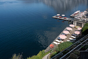 Seeblick am Traunsee mit Liegebereich, Steg und Sonnenschirmen direkt am Wasser