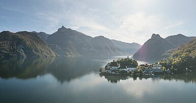 Luftaufnahme, der Traunsee und "Das Traunsee" auf der Halbinsel Traunkirchen