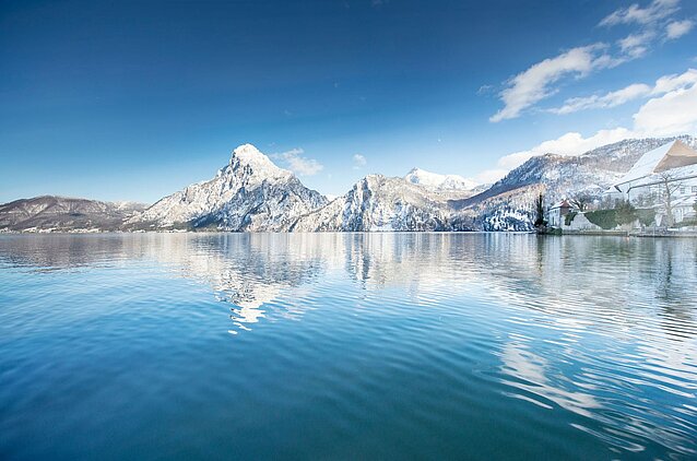 Enjoy the wonderful winter panorama on the Traunsee