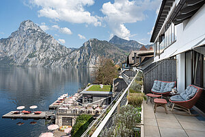 Balkon mit Seeblick am Traunsee und Blick auf Bergpanorama im Salzkammergut