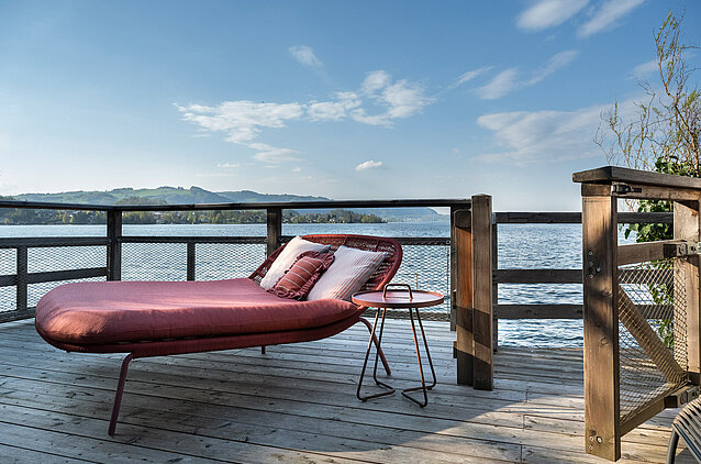 Terrasse mit Liege und direktem Seeblick am Traunsee, Holzdeck mit Zugang zum Wasser