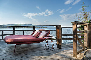 Terrasse mit Liege und direktem Seeblick am Traunsee, Holzdeck mit Zugang zum Wasser