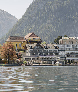 Blick auf unser Seehotel vom See aus 