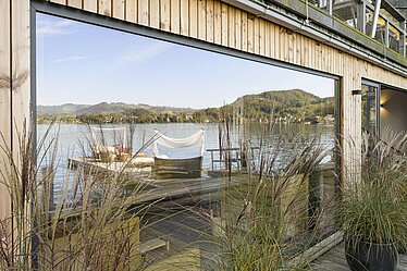 Spiegelung Traunsee im Fenster der Panorama Sauna