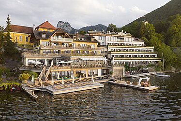 Außenansicht Seehotel Das Traunsee mit Stegbereich