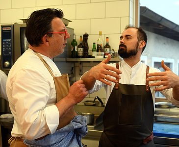 Lukas Nagl in der Bootshaus Küche mit Gastkoch Alessandro Cavagna