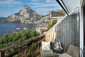 Balkon mit Sitzplätzen und Blick auf den Traunstein und den Traunsee.