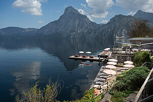 Seeblick am Traunsee mit Steg, Liegebereich und Bergpanorama im Salzkammergut