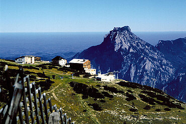 Bergstation Feuerkogel mit Blick auf den Traunstein, (c) Oberösterreich Tourismus GmbH_Brigitte