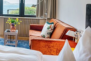 Hotelzimmer mit Seeblick, Balkonzugang und stilvoller Einrichtung am Traunsee