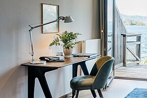 Hotelzimmer mit Seeblick, Balkonzugang und stilvoller Einrichtung am Traunsee