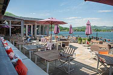 Terrasse direkt am See im Hotel Das Traunsee im Salzkammergut