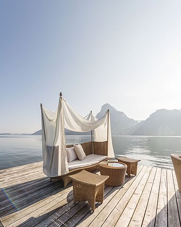 Bathing jetty with direct lake access