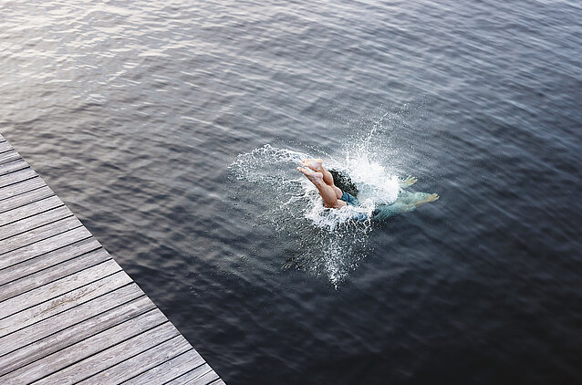 © Captif Person springt vom Steg in den Traunsee.