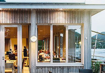 Blick von der Terrasse ins Restaurant Bootshaus