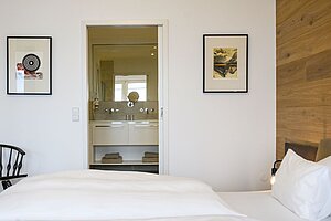 Blick vom Schlafzimmer ins Badezimmer