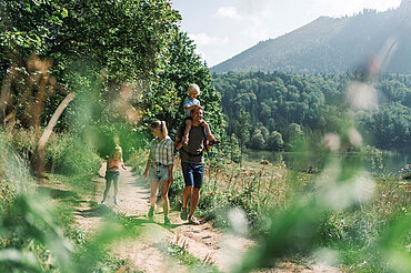 Familie am Weg rund um den Laudachsee in Grünberg im Salzkammergut, (c) Oberösterreich Tourismus/Traunsee-Almtal/Robert Maybach