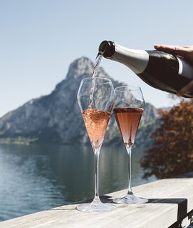 Enjoy a glass of sparkling wine on the Traunsee