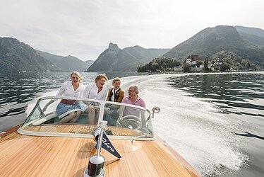 Wolfgang und Monika Gröller mit Töchtern Marie und Josefine