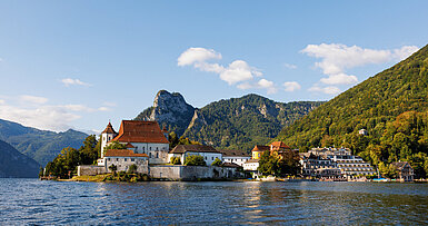 Sommerfrische auf der Halbinsel am Traunsee mit See, Häusern und Bergkulisse