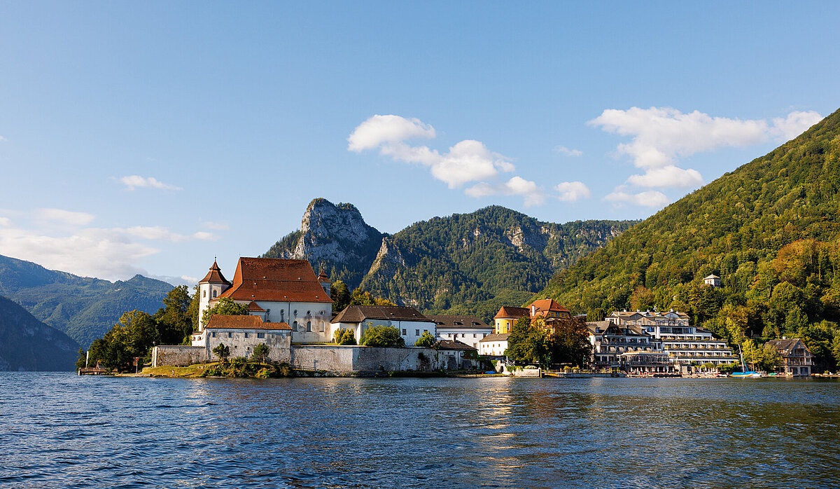 © Peter Rigaud Sommerfrische auf der Halbinsel am Traunsee mit See, Häusern und Bergkulisse