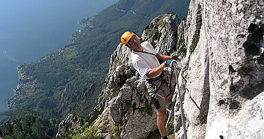 Tiefblick auf den Traunsee und Gmunden, © www.bergsteigen.com