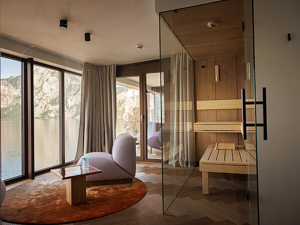 Private Sauna in der Panorama Suite im Hotel Das Traunsee mit Blick auf den Traunsee und die Berge.
